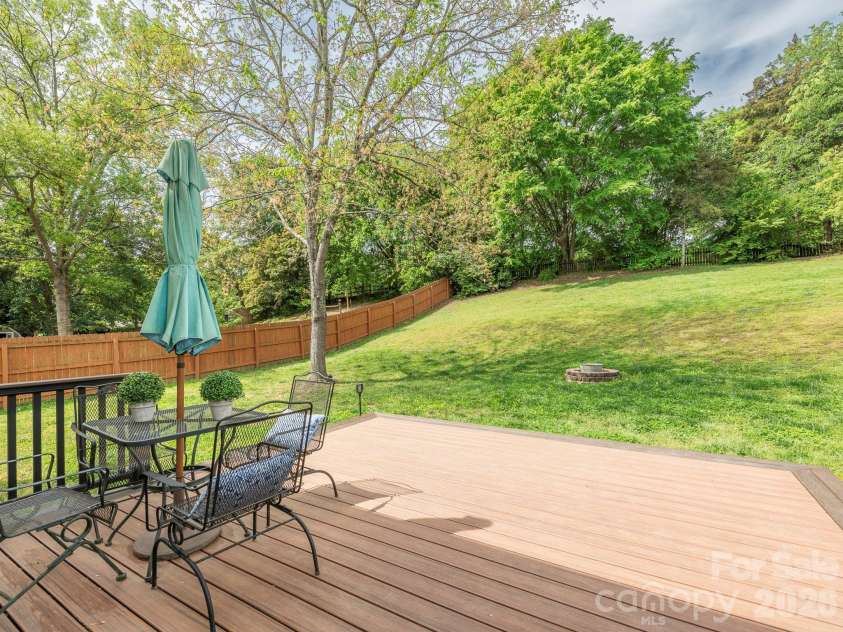 11628 Shandon Circle, Charlotte, NC 28226.  MLS# CAR4369077, YatesRealty ID 14896. 