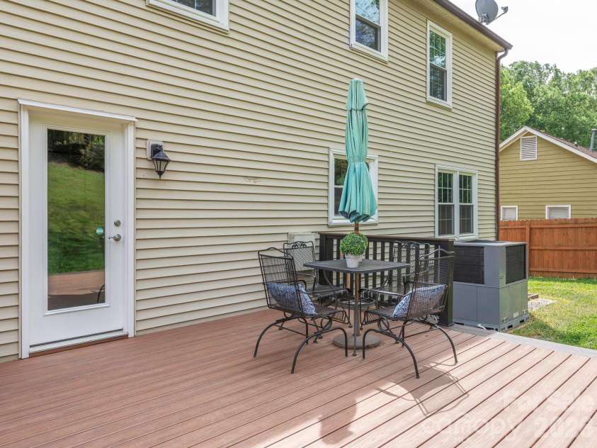 11628 Shandon Circle, Charlotte, NC 28226.  MLS# CAR4369077, YatesRealty ID 14896. 