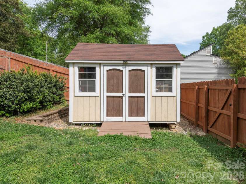 11628 Shandon Circle, Charlotte, NC 28226.  MLS# CAR4369077, YatesRealty ID 14896. 