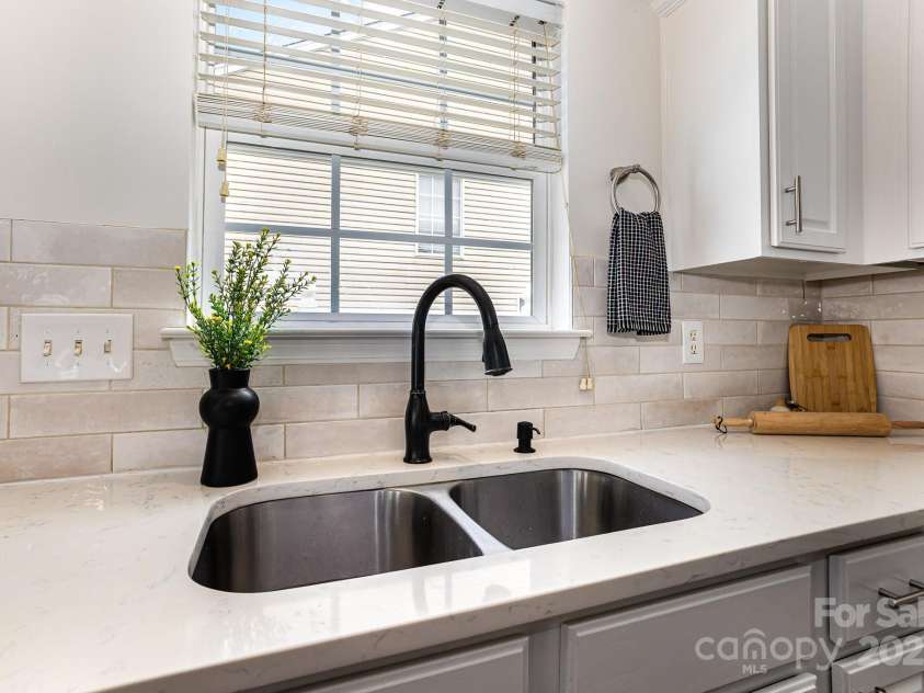 1776 Baylor Drive, Rock Hill, SC 29732.  MLS# CAR4260611, YatesRealty ID 14897. Quartz countertops
