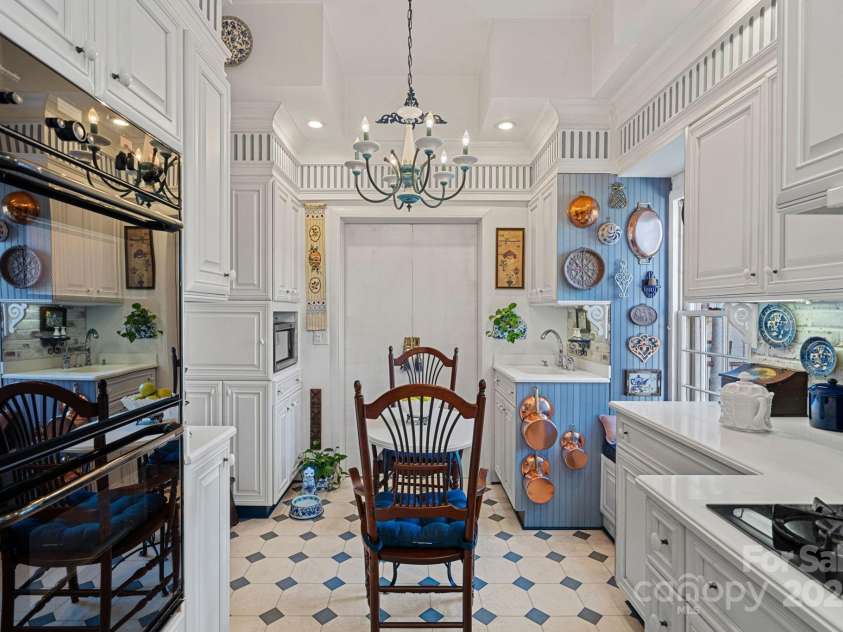 104 Leslie Loop, Mooresville, NC 28115.  MLS# CAR4195674, YatesRealty ID 149. Double Ovens and Gas Cooktop