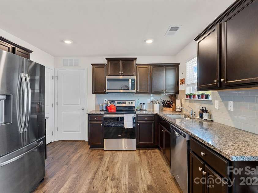 64 Benedict Lane, Weaverville, NC 28787.  MLS# CAR4208936, YatesRealty ID 1490. Large open kitchen with Maple cabinets, Granite countertops and stainless appliances