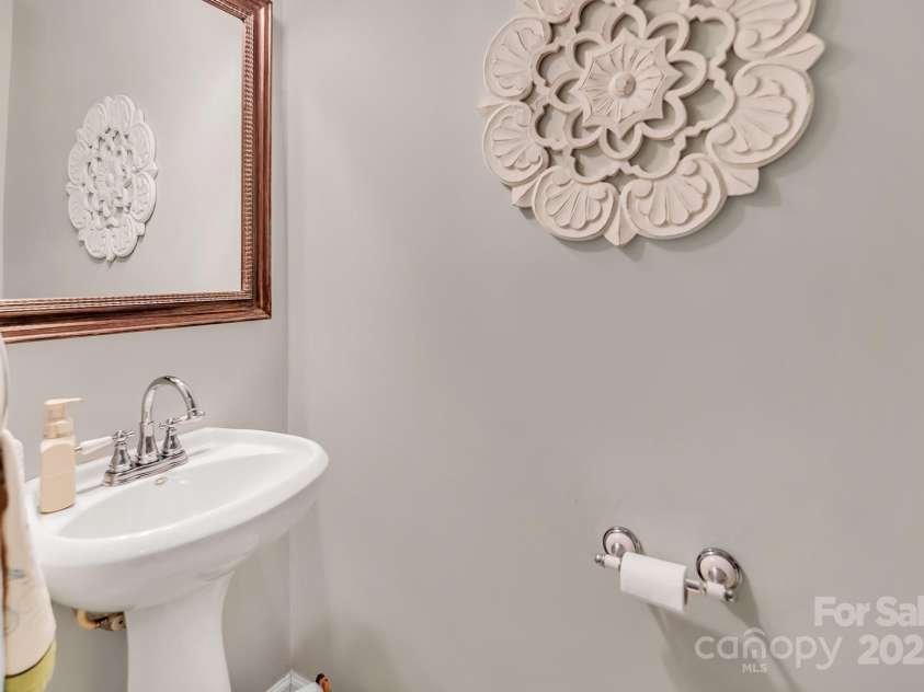 10508 Madison Park Drive, Charlotte, NC 28269.  MLS# CAR4251190, YatesRealty ID 14900. 1st Floor Half Bath