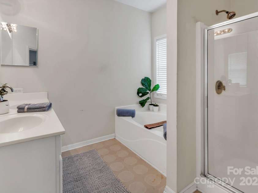 10508 Madison Park Drive, Charlotte, NC 28269.  MLS# CAR4251190, YatesRealty ID 14900. 1st Floor Primary En Suite