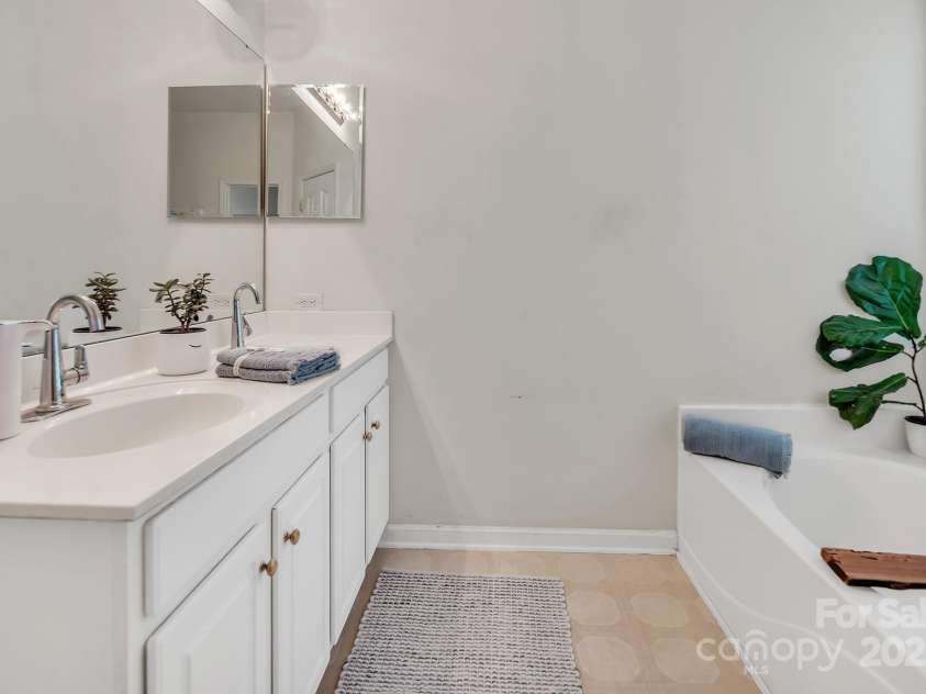 10508 Madison Park Drive, Charlotte, NC 28269.  MLS# CAR4251190, YatesRealty ID 14900. 1st Floor Primary En Suite