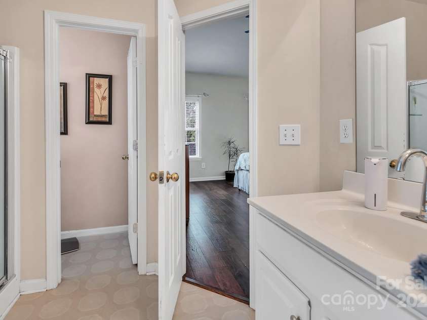 10508 Madison Park Drive, Charlotte, NC 28269.  MLS# CAR4251190, YatesRealty ID 14900. 1st Floor Primary En Suite