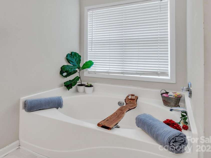 10508 Madison Park Drive, Charlotte, NC 28269.  MLS# CAR4251190, YatesRealty ID 14900. 1st Floor Primary En Suite