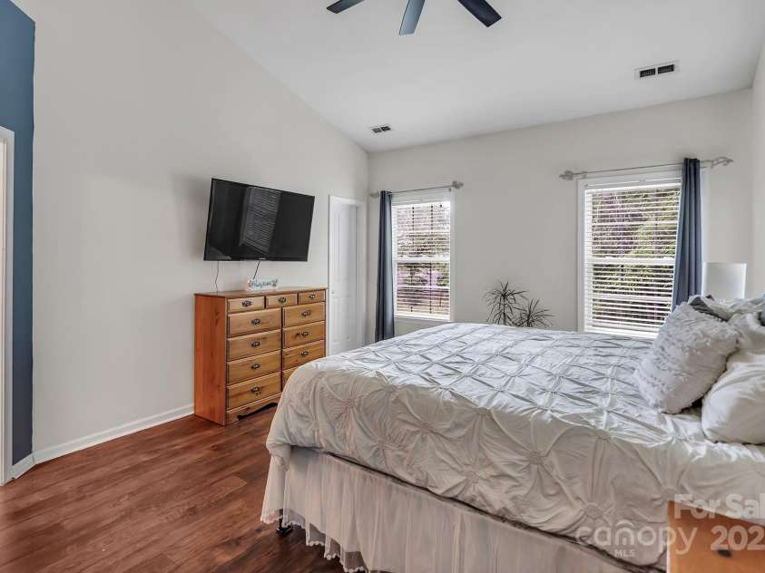 10508 Madison Park Drive, Charlotte, NC 28269.  MLS# CAR4251190, YatesRealty ID 14900. 1st Floor Primary Suite