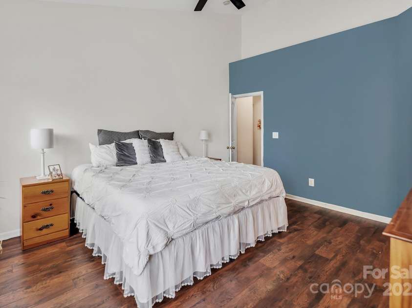10508 Madison Park Drive, Charlotte, NC 28269.  MLS# CAR4251190, YatesRealty ID 14900. 1st Floor Primary Suite