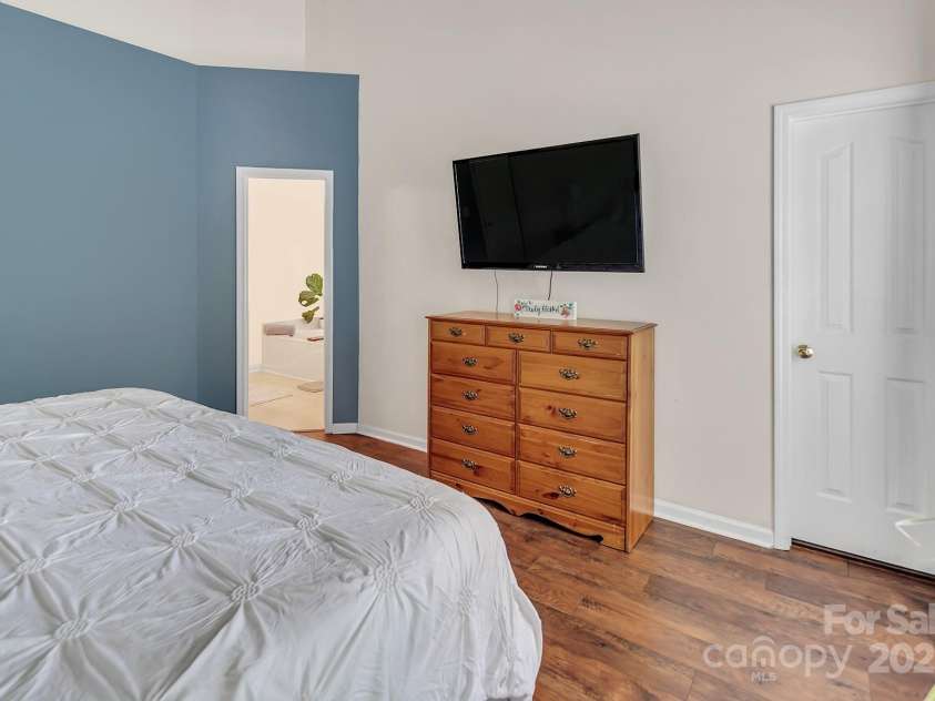 10508 Madison Park Drive, Charlotte, NC 28269.  MLS# CAR4251190, YatesRealty ID 14900. 1st Floor Primary Suite