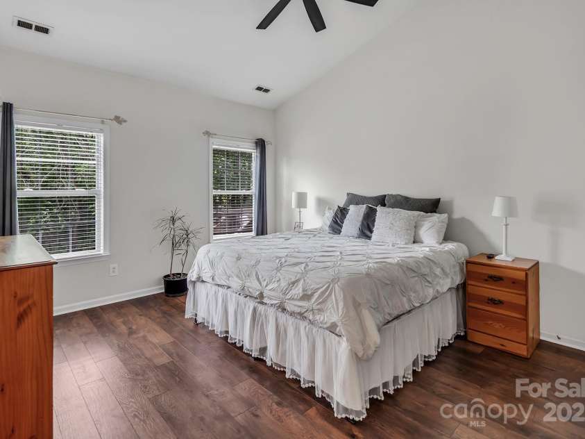 10508 Madison Park Drive, Charlotte, NC 28269.  MLS# CAR4251190, YatesRealty ID 14900. 1st Floor Primary Suite