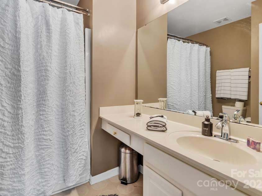 10508 Madison Park Drive, Charlotte, NC 28269.  MLS# CAR4251190, YatesRealty ID 14900. 2nd Floor Full Bath