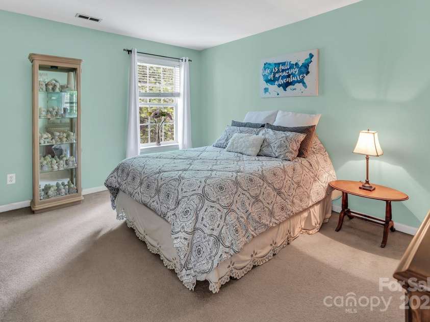 10508 Madison Park Drive, Charlotte, NC 28269.  MLS# CAR4251190, YatesRealty ID 14900. 2nd Floor Primary Suite