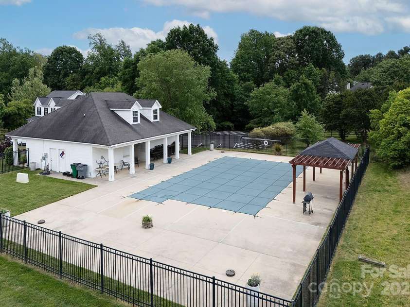 10508 Madison Park Drive, Charlotte, NC 28269.  MLS# CAR4251190, YatesRealty ID 14900. Community Pool