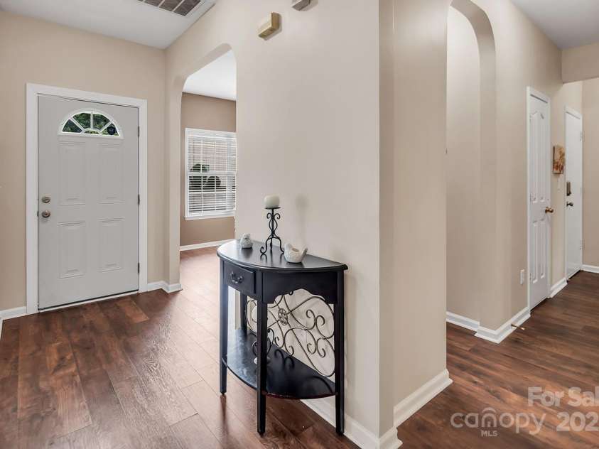 10508 Madison Park Drive, Charlotte, NC 28269.  MLS# CAR4251190, YatesRealty ID 14900. Entry Hallway