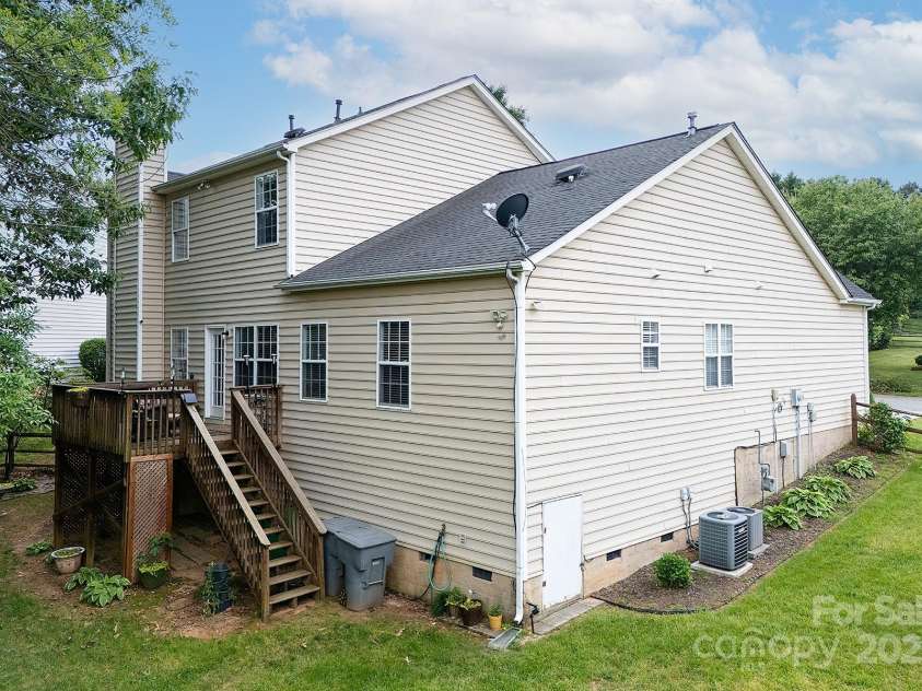 10508 Madison Park Drive, Charlotte, NC 28269.  MLS# CAR4251190, YatesRealty ID 14900. Exterior Back Deck and Crawlspace