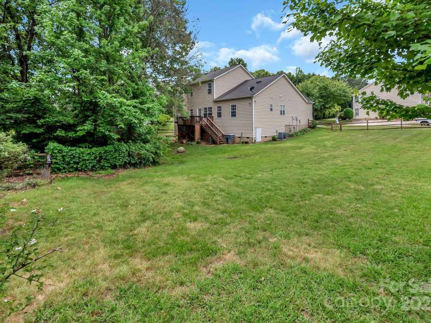 10508 Madison Park Drive, Charlotte, NC 28269.  MLS# CAR4251190, YatesRealty ID 14900. Exterior Yard