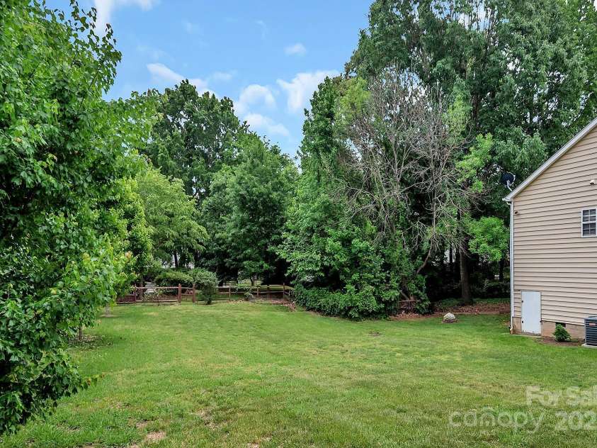 10508 Madison Park Drive, Charlotte, NC 28269.  MLS# CAR4251190, YatesRealty ID 14900. Exterior Yard