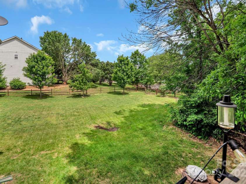 10508 Madison Park Drive, Charlotte, NC 28269.  MLS# CAR4251190, YatesRealty ID 14900. Exterior Yard