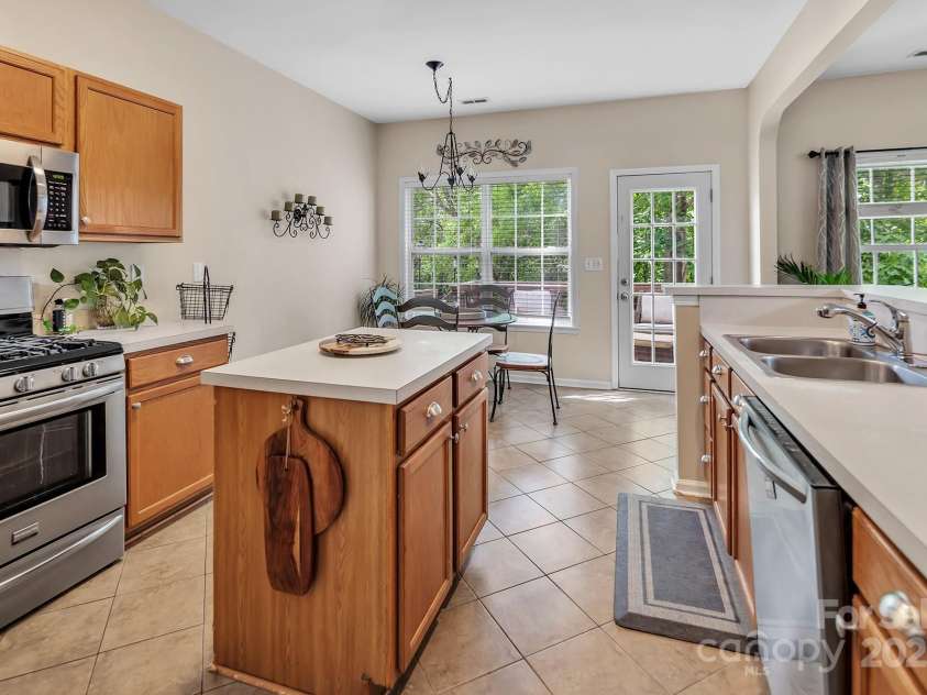 10508 Madison Park Drive, Charlotte, NC 28269.  MLS# CAR4251190, YatesRealty ID 14900. Kitchen
