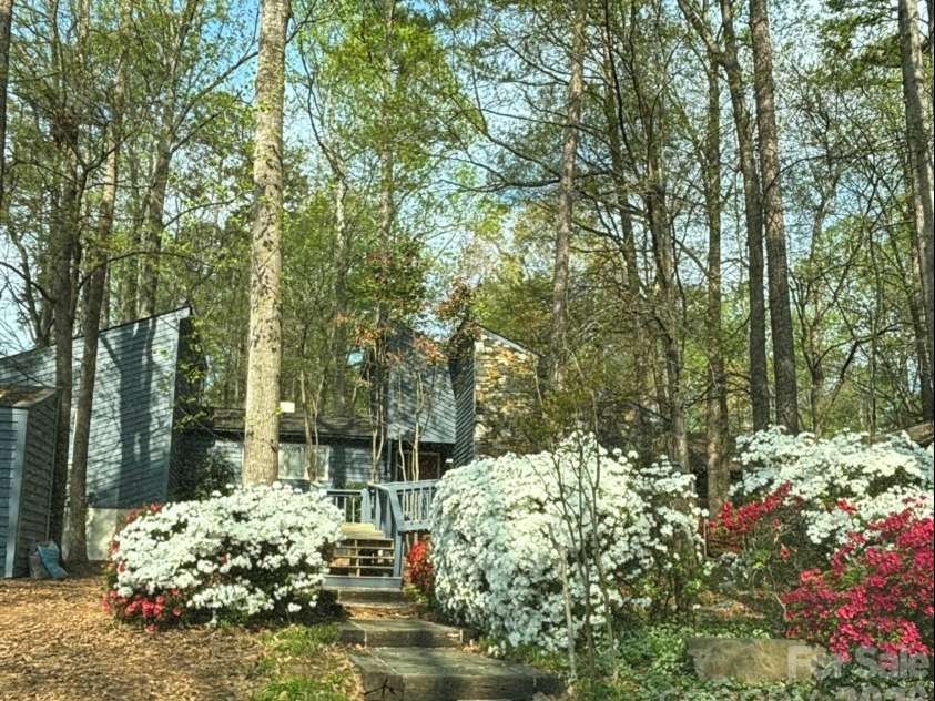 2800 Patio Lane, Gastonia, NC 28056.  MLS# CAR4259858, YatesRealty ID 14900. 