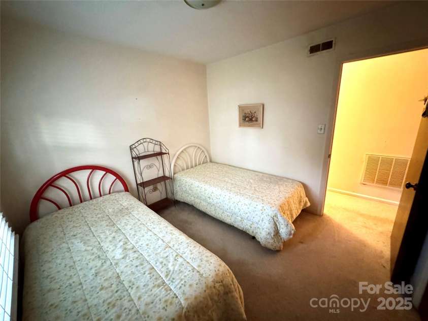 7501 Pawtuckett Road, Charlotte, NC 28214.  MLS# CAR4318165, YatesRealty ID 14901. 