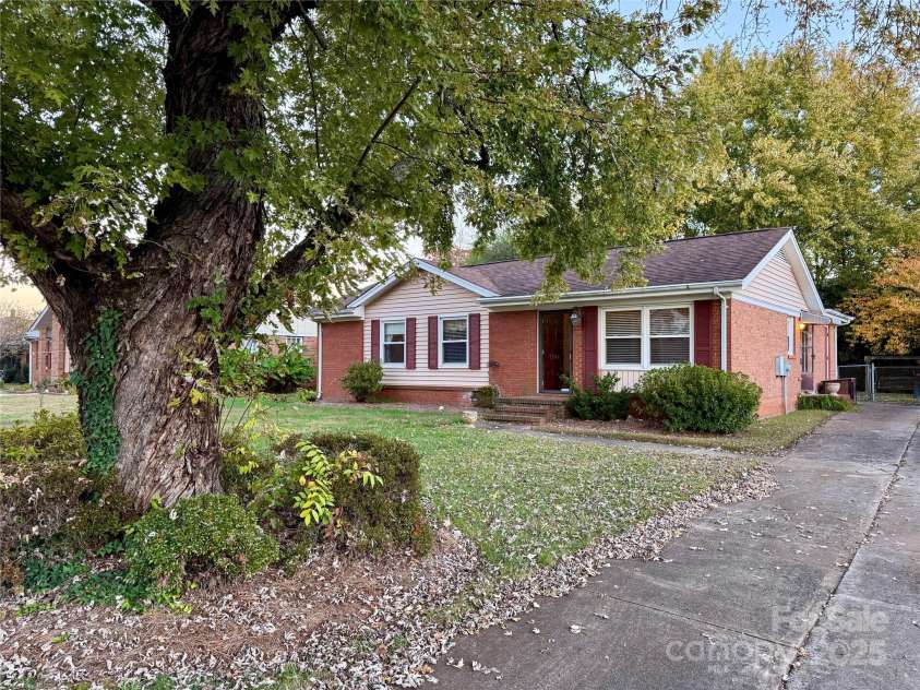 7501 Pawtuckett Road, Charlotte, NC 28214.  MLS# CAR4318165, YatesRealty ID 14901. 