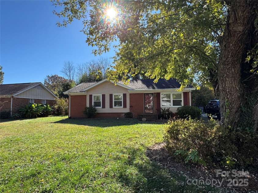 7501 Pawtuckett Road, Charlotte, NC 28214.  MLS# CAR4318165, YatesRealty ID 14901. 