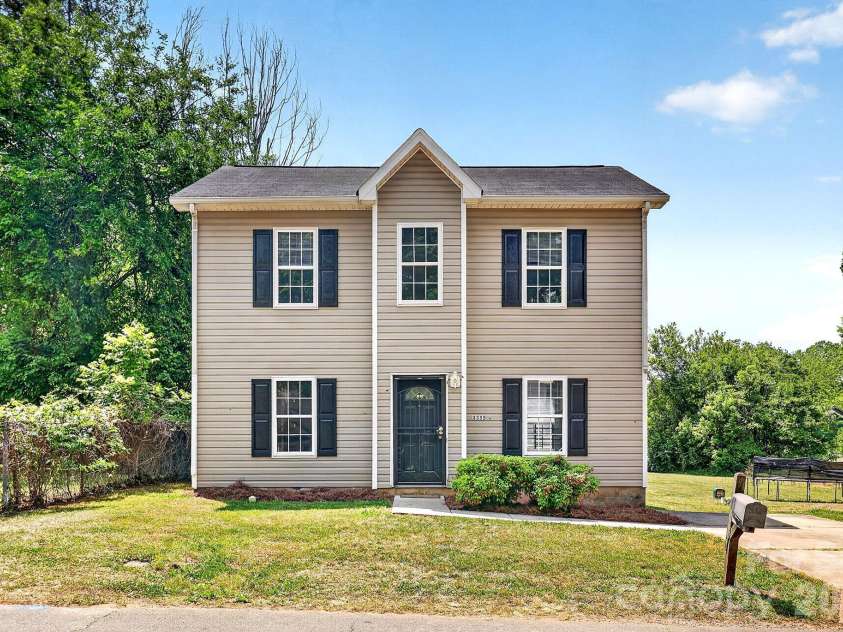 3335 Avalon Avenue, Charlotte, NC 28208.  MLS# CAR4373302, YatesRealty ID 14902. 3335 Avalon Avenue, Charlotte, NC 28208