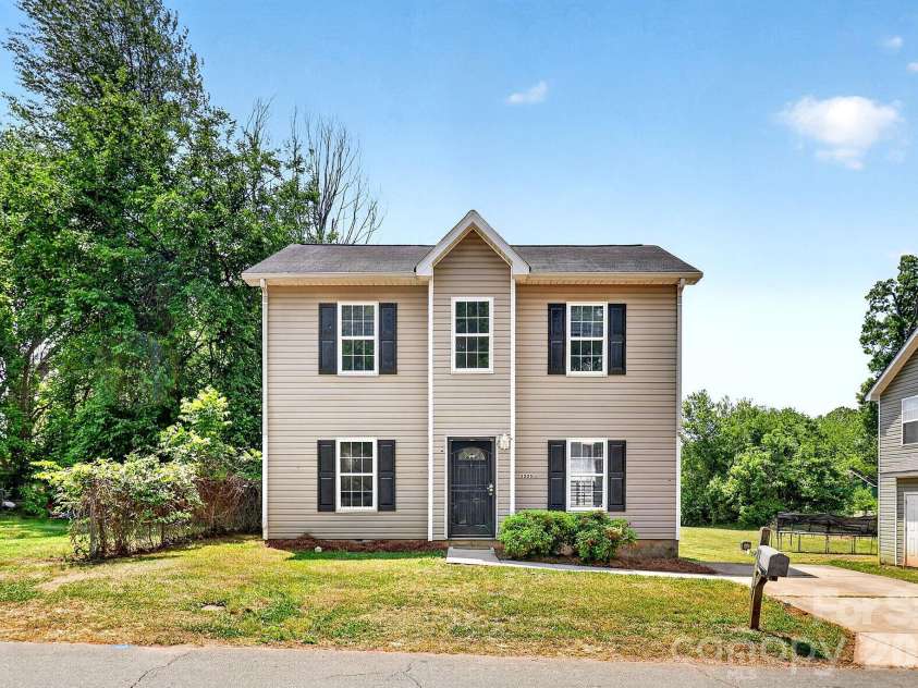 3335 Avalon Avenue, Charlotte, NC 28208.  MLS# CAR4373302, YatesRealty ID 14902. 