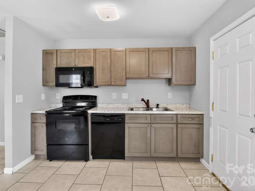3335 Avalon Avenue, Charlotte, NC 28208.  MLS# CAR4373302, YatesRealty ID 14902. 