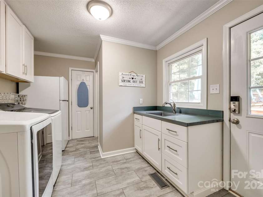 1154 Doby Court, Fort Mill, SC 29715.  MLS# CAR4256859, YatesRealty ID 14903. Mud Room/ Laundry Room