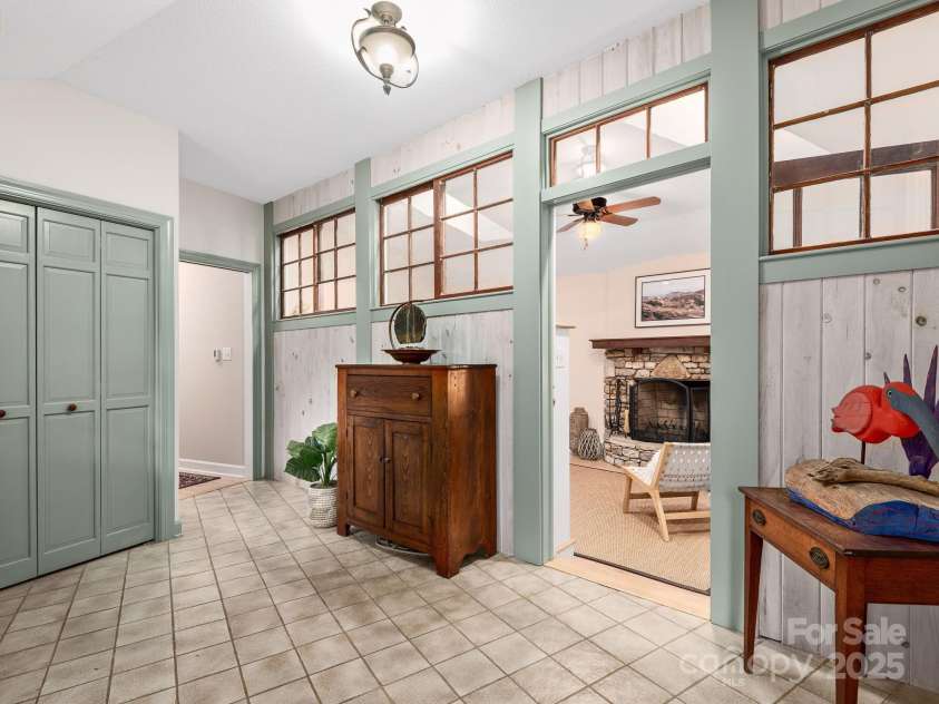 308 Sondley Drive, Asheville, NC 28805.  MLS# CAR4202100, YatesRealty ID 14904. Welcoming Entry Room