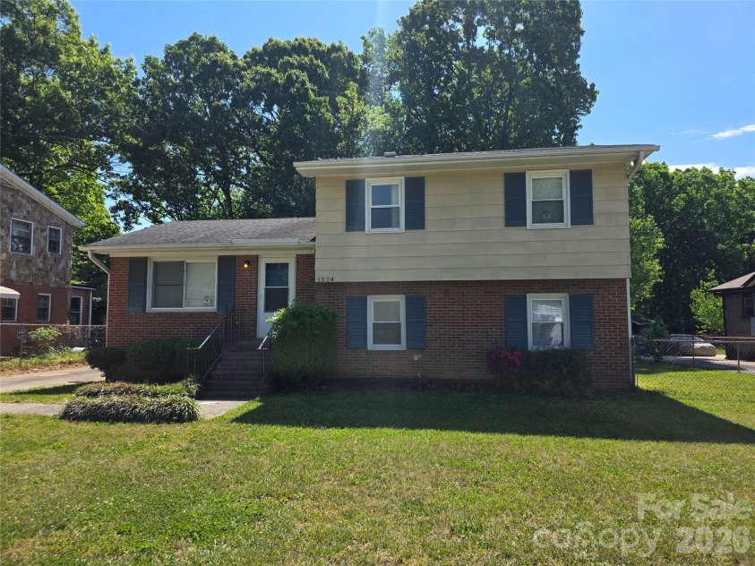 1524 Pondella Drive, Charlotte, NC 28213.  MLS# CAR4372341, YatesRealty ID 14905. 