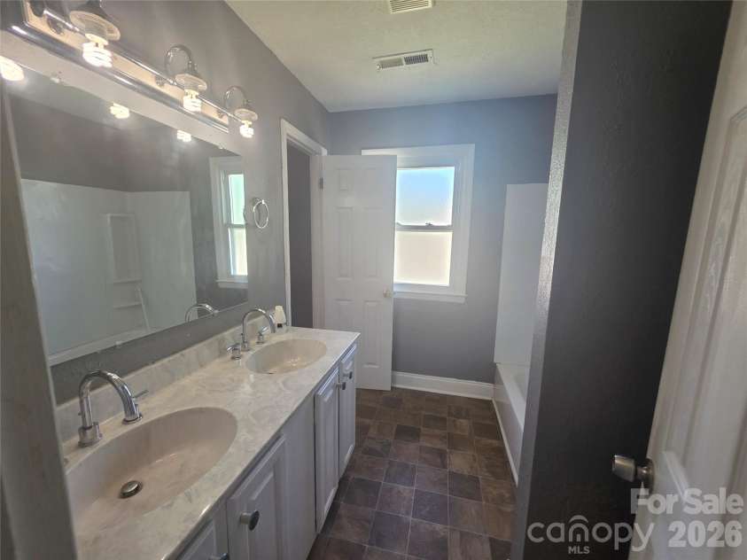 1524 Pondella Drive, Charlotte, NC 28213.  MLS# CAR4372341, YatesRealty ID 14905. 