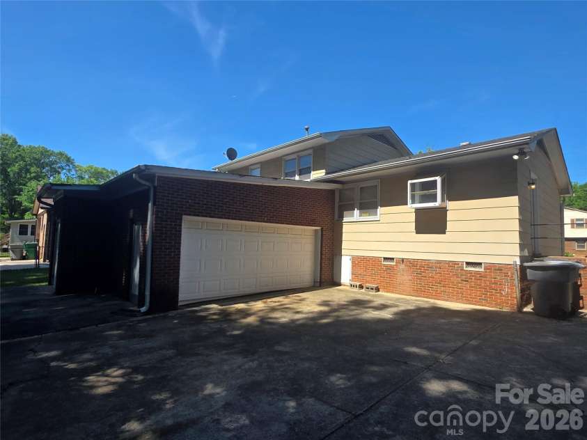 1524 Pondella Drive, Charlotte, NC 28213.  MLS# CAR4372341, YatesRealty ID 14905. 