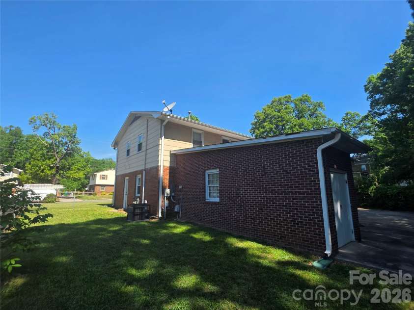 1524 Pondella Drive, Charlotte, NC 28213.  MLS# CAR4372341, YatesRealty ID 14905. 