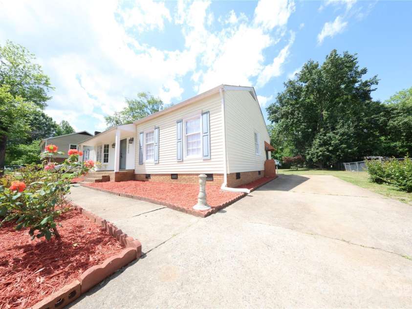 6124 Coach Hill Lane, Charlotte, NC 28212.  MLS# CAR4256070, YatesRealty ID 14906. 