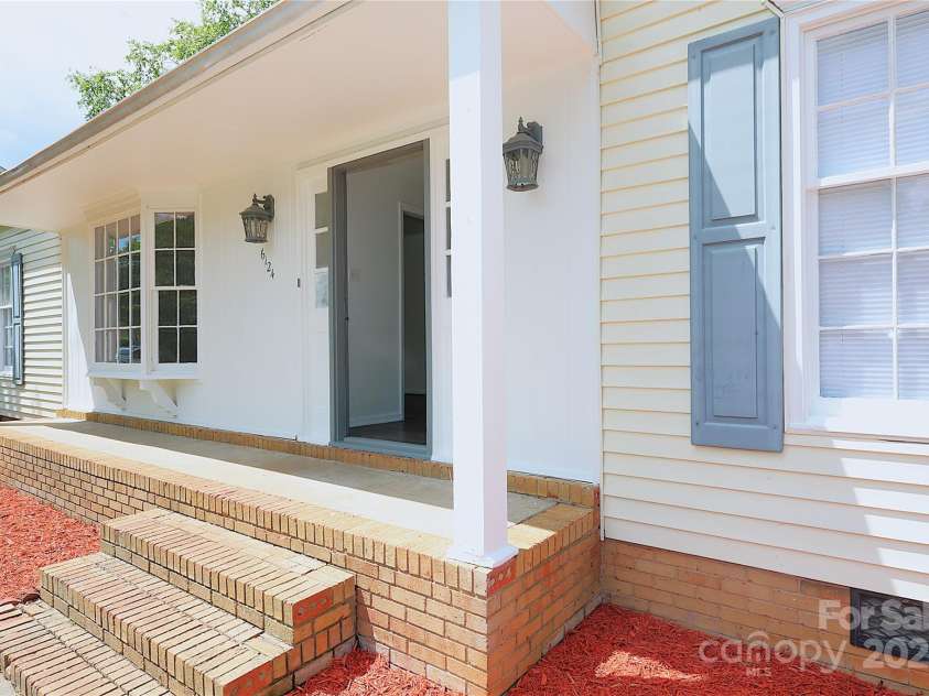 6124 Coach Hill Lane, Charlotte, NC 28212.  MLS# CAR4256070, YatesRealty ID 14906. 