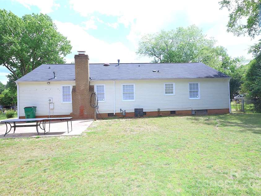 6124 Coach Hill Lane, Charlotte, NC 28212.  MLS# CAR4256070, YatesRealty ID 14906. 