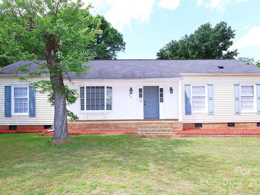6124 Coach Hill Lane, Charlotte, NC 28212.  MLS# CAR4256070, YatesRealty ID 14906. 