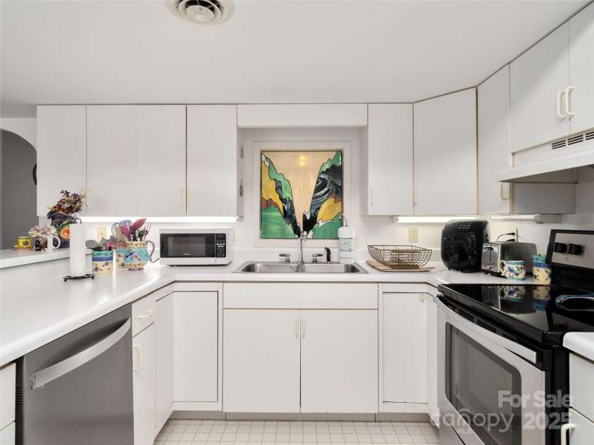 182 Louisiana Avenue, Saluda, NC 28773.  MLS# CAR4226967, YatesRealty ID 1491. 