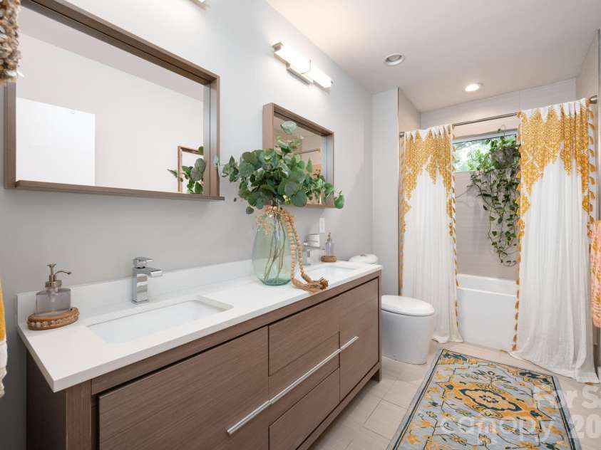 559 Shining Rock Path, Horse Shoe, NC 28742.  MLS# CAR4372540, YatesRealty ID 14910. Full bath with double vanity and tiled tub/shower.