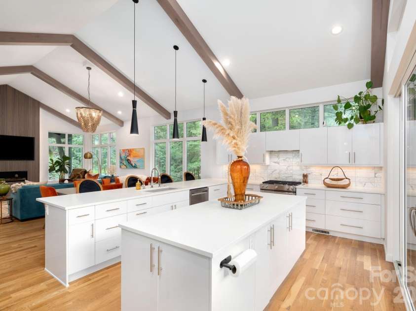 559 Shining Rock Path, Horse Shoe, NC 28742.  MLS# CAR4372540, YatesRealty ID 14910. Open-concept kitchen flowing into vaulted great room.