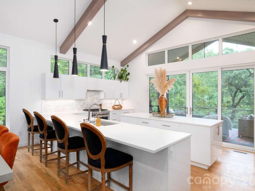 559 Shining Rock Path, Horse Shoe, NC 28742.  MLS# CAR4372540, YatesRealty ID 14910. Sleek kitchen with quartz countertops and bar seating.
