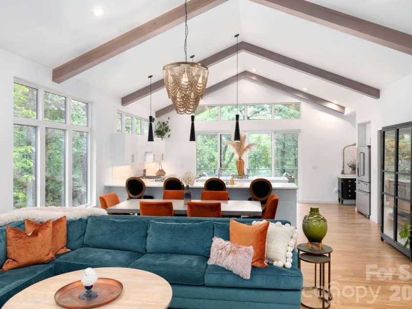 559 Shining Rock Path, Horse Shoe, NC 28742.  MLS# CAR4372540, YatesRealty ID 14910. Stylish space with statement lighting and flow.