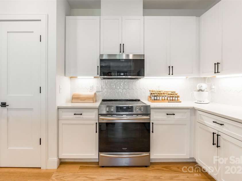 130 Rail Crossing Lane, Charlotte, NC 28209.  MLS# CAR4252780, YatesRealty ID 14911. 