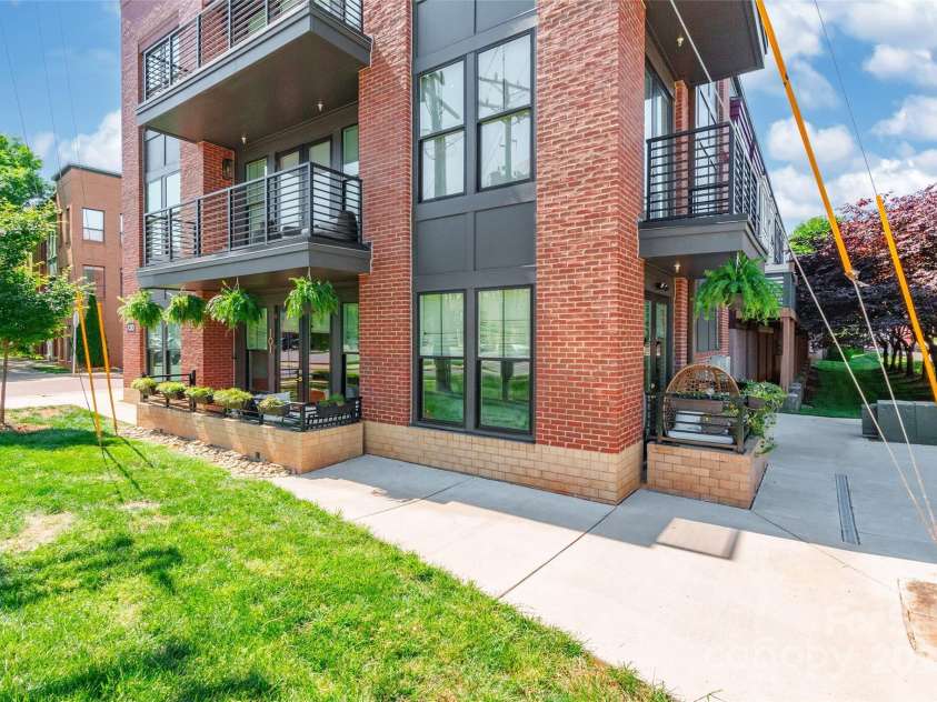 130 Rail Crossing Lane, Charlotte, NC 28209.  MLS# CAR4252780, YatesRealty ID 14911. 