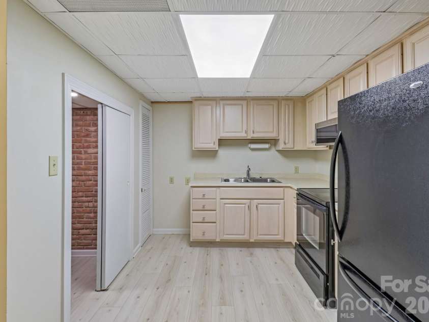 5351 Murrayhill Road, Charlotte, NC 28210.  MLS# CAR4371959, YatesRealty ID 14912. 