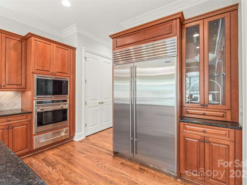 6831 Conservatory Lane, Charlotte, NC 28210.  MLS# CAR4256821, YatesRealty ID 14913. 